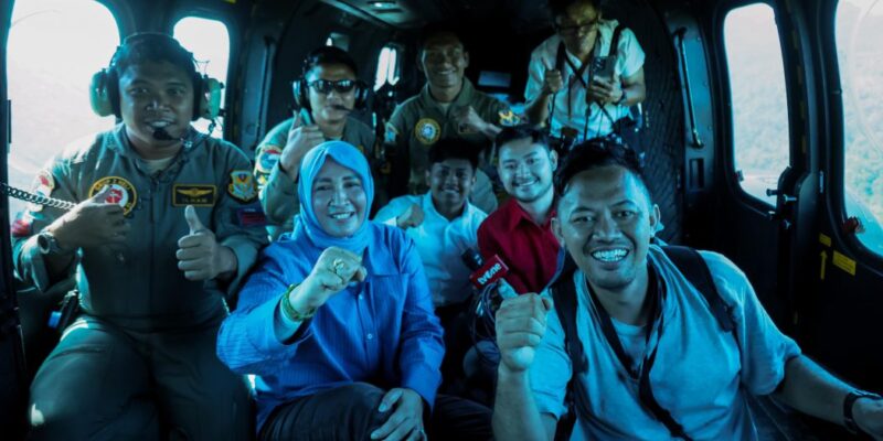 Ketua TP PKK Aceh, Ny. Marlina Muzakir, menumpang heli Caracal TNI AU untuk menyalurkan bantuan ke wilayah pedalaman Lokop, Aceh Timur, Kamis (4/12/2025). Foto: Dok. Biro Adpim Setda Aceh