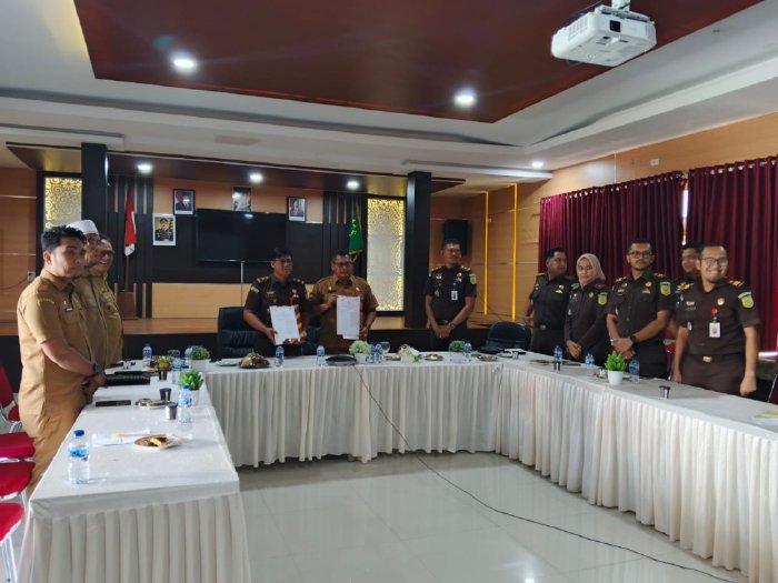 Sekdakab Aceh Besar Bahrul Jamil menandatangani MoU penerapan pidana kerja sosial bersama Kejaksaan Negeri Aceh Besar di Aula Prof. Baharuddin Lopa, Selasa (9/12/2025). Foto: Dok. Pemkab Aceh Besar