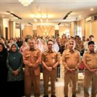 Wakil Bupati Aceh Barat Said Fadheil foto bersama usai membuka sosialisasi pemanfaatan sampah organik menjadi kompos bernilai ekonomi di Meulaboh, Selasa (9/12/2025). Foto: Dok. Pemkab Aceh Barat