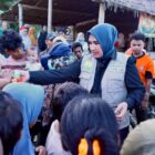 Ketua TP PKK Aceh Marlina Muzakir menyerahkan bantuan tanggap darurat dan meninjau layanan kesehatan warga terdampak banjir di Gampong Blang Seunong, Aceh Timur, Jumat (19/12/2025). Foto: Dok. Biro Adpim Setda Aceh 