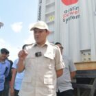 Wakil Gubernur Aceh Fadhlullah meninjau proses bongkar genset darurat PLN di Pelabuhan Malahayati, Aceh Besar, Senin (8/12/2025). Foto: Dok. Biro Adpim Setda Aceh 