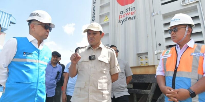 Wakil Gubernur Aceh Fadhlullah meninjau proses bongkar genset darurat PLN di Pelabuhan Malahayati, Aceh Besar, Senin (8/12/2025). Foto: Dok. Biro Adpim Setda Aceh 
