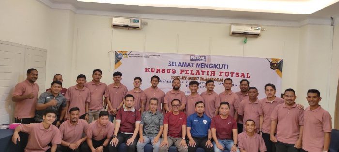 Guru olahraga Kabupaten Aceh Besar mengikuti Kursus Pelatih Futsal Nasional yang digelar Disdikbud Aceh Besar, Selasa (16/12/2025). Foto: Dok. Disdikbud Aceh Besar