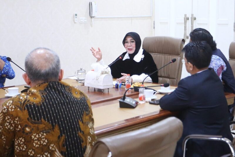 Wali Kota Banda Aceh Illiza Sa’aduddin Djamal menerima audiensi Direksi PT Panah Perak Megasarana di Pendopo Wali Kota Banda Aceh, Rabu (17/12/2025). Foto: Dok. Prokopim Kota Banda Aceh 