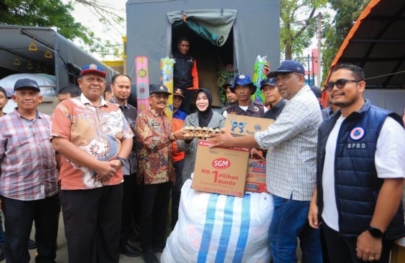Wali Kota Banda Aceh Illiza Sa’aduddin Djamal menyerahkan bantuan kemanusiaan untuk korban banjir Bireuen di Pendopo Bupati, Minggu (7/12/2025). Foto: Diskominfo Kota Banda Aceh