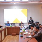 Asisten III Setdakab Aceh Barat Erdian Mourny membuka sosialisasi jasa konstruksi profesional di Aula Dinas PUPR Aceh Barat, Kamis (11/12/2025). Foto: Dok. Pemkab Aceh Barat