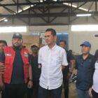 Sekda Aceh M. Nasir meninjau Posko Logistik di Pelabuhan Krueng Geukueh, Aceh Utara, untuk memastikan ketersediaan dan distribusi bantuan bagi korban banjir dan longsor, Sabtu (27/12/2025). Foto: Dok. Biro Adpim Setda Aceh