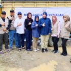 Ketua TP PKK-Aceh Ny. Marlina Muzakir, bersama Staf Ahli TP PKK Aceh Mukarramah Fadhlullah, foto bersama saat menerima 3 truk bantuan dari Yayasan Nurjiwa, yang diserahkan oleh Rozi Abdul Razak, selaku Penasehat Yayasan Nurjiwa, di Langsa, Rabu (17/12/2025). Foto: Dok. Biro Adpim Setda Aceh 