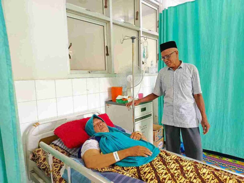 Maryani Usman, peserta JKN PBI, menjalani pemulihan pasca operasi benjolan di lengan kanan di RSUD Cut Meutia Kabupaten Aceh Utara. Foto: Dok. Istimewa