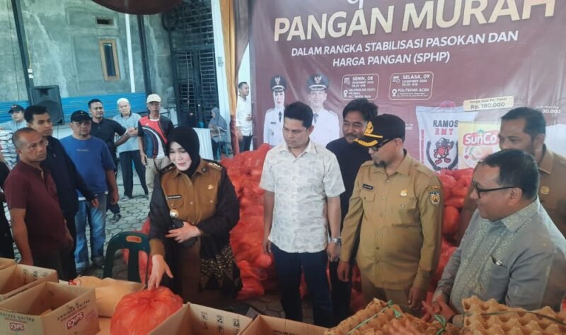 Wali Kota Banda Aceh Illiza Sa’aduddin Djamal meninjau pelaksanaan Gerakan Pangan Murah di Halaman Eks Puskesmas Mibo, Banda Raya, Senin (08/12/2025). Foto: Dok. Diskominfo Kota Banda Aceh 