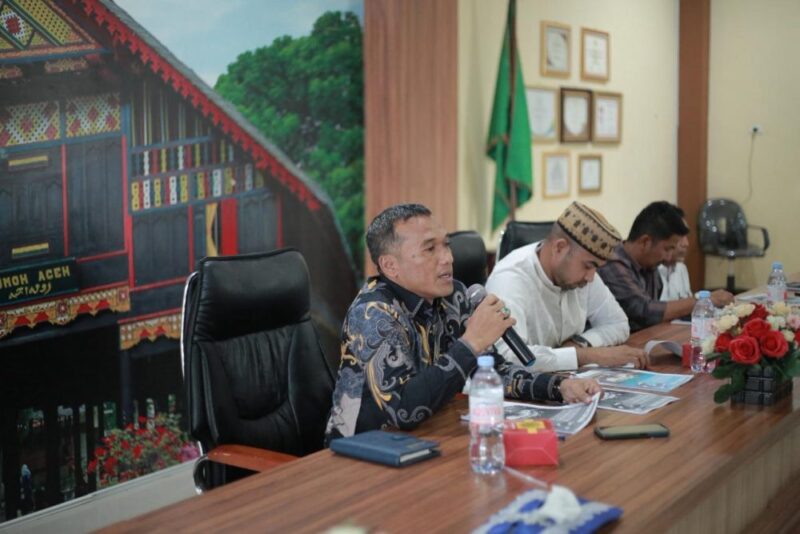 Plt. Kadis Pariwisata Banda Aceh Siswanto membuka kegiatan Diseminasi Peta Jalan Ekonomi Kreatif di Balee Keurukon Kantor Wali Kota Banda Aceh, Jumat (5/12/2025). Foto: Dok. Diskominfo Kota Banda Aceh