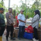 Ketua Staf Ahli TP PKK Aceh, Mukarramah Fadhlullah, menyerahkan bantuan logistik kepada warga terdampak banjir di Gampong Kuala Ceurape, Kecamatan Jangka, Kabupaten Bireuen, Jumat (12/12/2025). Foto: Dok. Biro Adpim Setda Aceh