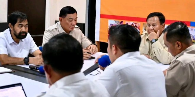 Presiden Prabowo Subianto dan Gubernur Aceh H. Muzakir Manaf (Mualem) saat menghadiri rapat terbatas penanganan bencana di Posko Lanud Sultan Iskandar Muda, Minggu (7/12/2025). Foto: Biro Adpim Setda Aceh