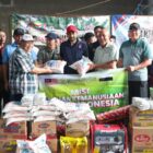 Gubernur Aceh Muzakir Manaf (Mualem) menerima bantuan kemanusiaan dari warga Malaysia untuk korban banjir dan longsor di Aceh Utara, Minggu (28/12/2025). Foto: Dok. Biro Adpim Setda Aceh