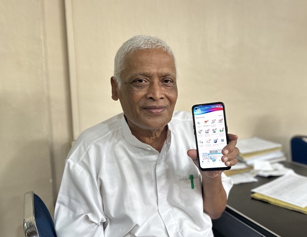 Bakhtiar, peserta JKN di Lhokseumawe, menunjukkan Aplikasi Mobile JKN yang digunakannya untuk mengecek ketersediaan kamar dan status kepesertaan BPJS Kesehatan. Foto: Dok. Istimewa