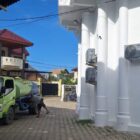 Mobil tangki Perumdam Tirta Daroy menyalurkan air bersih ke sejumlah masjid di Banda Aceh sebagai upaya darurat selama masa krisis, Selasa (2/12/2025). Foto: Dok. Diskominfo Kota Banda Aceh