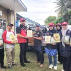 Plt. Kepala Dinas Sosial Aceh, Chaidir, menyerahkan bantuan wakaf Al-Qur’an dan buku Iqra’ kepada TKSK Pidie Jaya untuk masyarakat terdampak banjir, Kamis (25/12/2025). Foto: Dok. Istimewa
