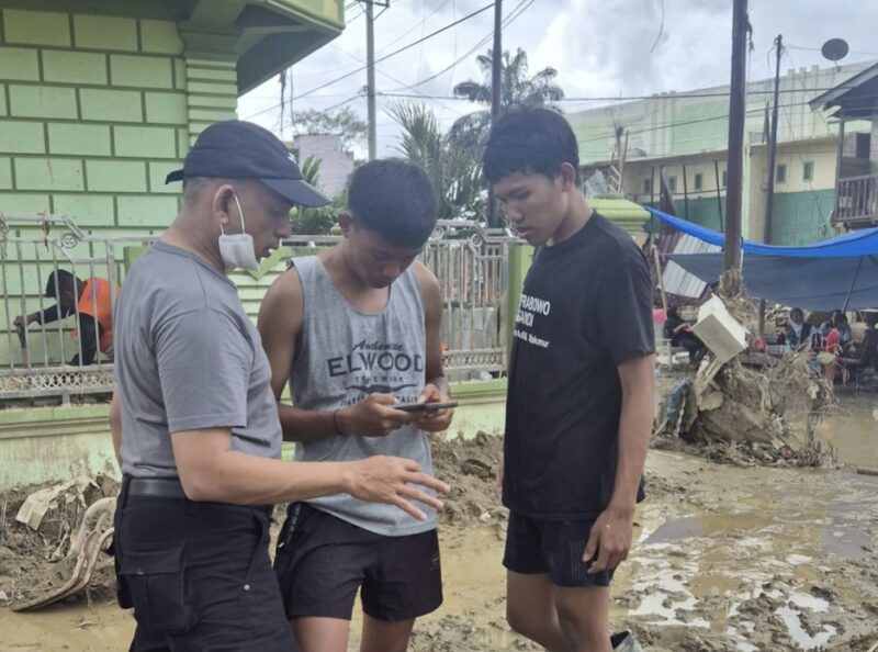 Petugas Diskominfotik Kota Banda Aceh memasang perangkat internet satelit Starlink di salah satu lokasi posko bantuan bencana di Kabupaten Aceh Tamiang, Sabtu (20/12/2025). Foto: Dok. Diskominfo Kota Banda Aceh