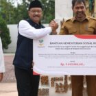 Gubernur Aceh H. Muzakir Manaf menerima bantuan logistik penanganan bencana senilai Rp9 miliar dari Menteri Sosial RI Saifullah Yusuf di Kantor Gubernur Aceh, Selasa (16/12/2025). Foto: Dok. Biro Adpim Setda Aceh