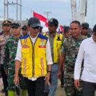 Wakil Gubernur Aceh H. Fadhlullah bersama Kapolda Aceh dan Pangdam Iskandar Muda meninjau progres pembangunan Jembatan Bailey Kuta Blang di Kabupaten Bireuen, Jumat (26/12/2025). Foto: Dok. Biro Adpim Setda Aceh