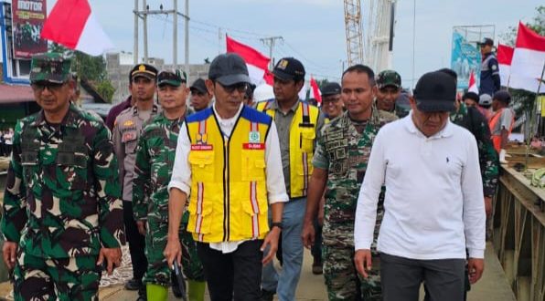 Wakil Gubernur Aceh H. Fadhlullah bersama Kapolda Aceh dan Pangdam Iskandar Muda meninjau progres pembangunan Jembatan Bailey Kuta Blang di Kabupaten Bireuen, Jumat (26/12/2025). Foto: Dok. Biro Adpim Setda Aceh