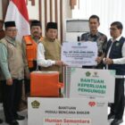 Menteri Agama RI Prof. Nasaruddin menyerahkan bantuan penanganan banjir dan longsor kepada Sekda Aceh M. Nasir di Bandara Sultan Iskandar Muda, Aceh Besar, Kamis (18/12/2025). Foto: Dok. Biro Adpim Setda Aceh 