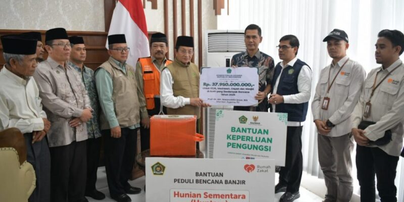 Menteri Agama RI Prof. Nasaruddin menyerahkan bantuan penanganan banjir dan longsor kepada Sekda Aceh M. Nasir di Bandara Sultan Iskandar Muda, Aceh Besar, Kamis (18/12/2025). Foto: Dok. Biro Adpim Setda Aceh 