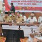Sekda Aceh M. Nasir memimpin pertemuan bersama NGO, LSM, OKP, dan relawan di Posko Tanggap Darurat untuk memperkuat koordinasi pemulihan pascabencana, Selasa (9/12/2025). Foto: Dok. Biro Adpim Setda Aceh