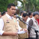 Sekda Aceh M. Nasir memimpin apel pelepasan 3.000 relawan ASN untuk penanganan bencana hidrometeorologi di halaman Kantor Gubernur Aceh, Minggu (28/12/2025). Foto: Dok. Biro Adpim Setda Aceh