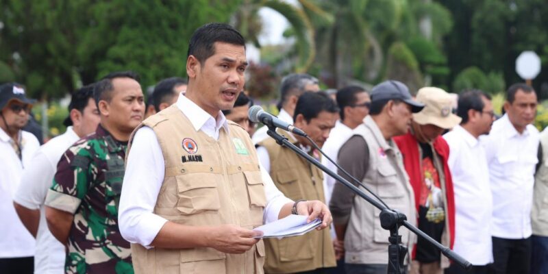 Sekda Aceh M. Nasir memimpin apel pelepasan 3.000 relawan ASN untuk penanganan bencana hidrometeorologi di halaman Kantor Gubernur Aceh, Minggu (28/12/2025). Foto: Dok. Biro Adpim Setda Aceh