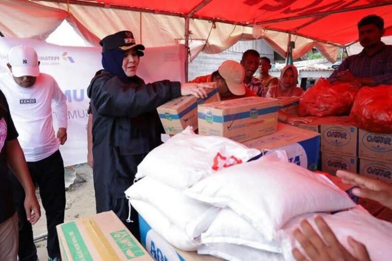 Wali Kota Banda Aceh Illiza Sa’aduddin Djamal menyerahkan bantuan kemanusiaan “Banda Aceh Peduli” kepada warga terdampak banjir bandang di Kecamatan Kuta Blang, Kabupaten Bireuen, Kamis (18/12/2025). Foto: Dok. Diskominfo Kota Banda Aceh