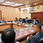 Bupati Aceh Barat Tarmizi SP, MM memimpin Rapat Koordinasi Forkopimda di Ruang Rapat Teuku Umar, Kantor Bupati Aceh Barat, Jumat (19/12/2025). Foto: Dok. Pemkab Aceh Barat 