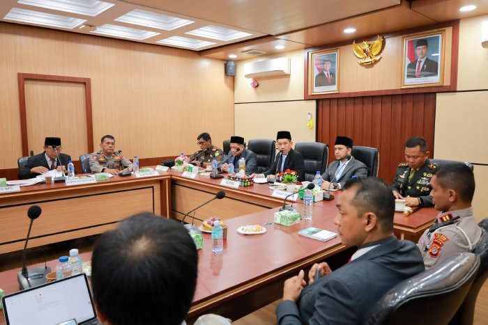 Bupati Aceh Barat Tarmizi SP, MM memimpin Rapat Koordinasi Forkopimda di Ruang Rapat Teuku Umar, Kantor Bupati Aceh Barat, Jumat (19/12/2025). Foto: Dok. Pemkab Aceh Barat 