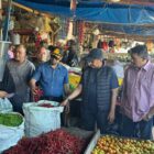 Sekda Banda Aceh, Jalaluddin, meninjau langsung harga dan ketersediaan bahan pokok saat sidak di Pasar Almahirah, Lamdingin, Minggu (30/11/2025). Foto: Dok. Diskominfo Kota Banda Aceh
