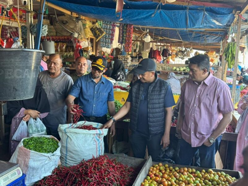 Sekda Banda Aceh, Jalaluddin, meninjau langsung harga dan ketersediaan bahan pokok saat sidak di Pasar Almahirah, Lamdingin, Minggu (30/11/2025). Foto: Dok. Diskominfo Kota Banda Aceh