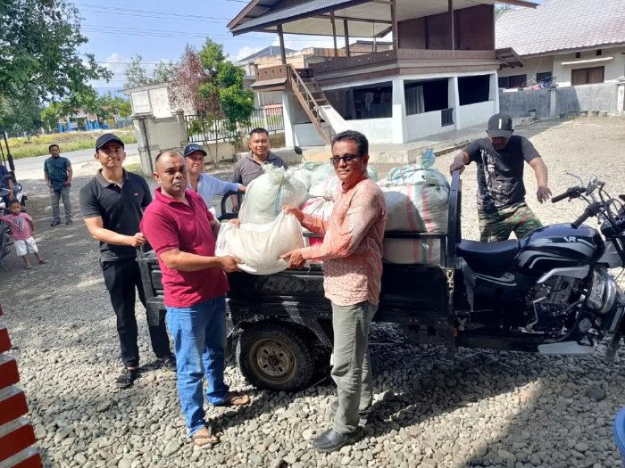 Pengurus dan anggota IPPERMATA saat melakukan penggalangan dana untuk korban banjir Aceh di kawasan Kota Jantho, Kamis (11/12/2025). Foto: Dok. IPPERMATA