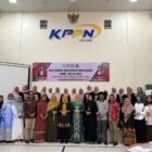 Ketua Dekranasda Aceh Barat Afrinda Novalia foto bersama usai kegiatan Pendidikan Kecakapan Wirausaha (PKW) di Aula KPPKN, Meulaboh, Jumat (19/12/2025). Foto: Dok. Pemkab Aceh Barat