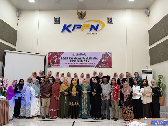 Ketua Dekranasda Aceh Barat Afrinda Novalia foto bersama usai kegiatan Pendidikan Kecakapan Wirausaha (PKW) di Aula KPPKN, Meulaboh, Jumat (19/12/2025). Foto: Dok. Pemkab Aceh Barat