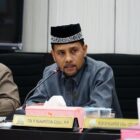 Ketua Komisi I DPRA, Teungku Muharuddin, memberikan keterangan terkait tindakan aparat terhadap konvoi bantuan kemanusiaan menuju Aceh Tamiang, Jum’at (26/12/2025). Foto: Dok. Istimewa