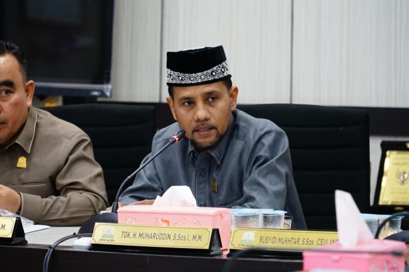 Ketua Komisi I DPRA, Teungku Muharuddin, memberikan keterangan terkait tindakan aparat terhadap konvoi bantuan kemanusiaan menuju Aceh Tamiang, Jum’at (26/12/2025). Foto: Dok. Istimewa