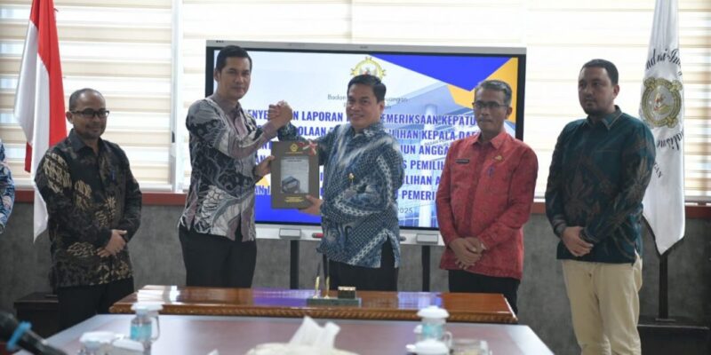 Sekda Aceh M. Nasir menghadiri penandatanganan dan penyerahan LHP Kepatuhan Belanja Pilkada 2024 di Kantor BPK RI Perwakilan Aceh, Jumat (5/12/2025). Foto: Dok. Biro Adpim Setda Aceh