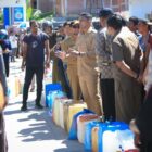 Wakil Wali Kota Banda Aceh, Afdhal Khalilullah, turun langsung ke SPBU memberikan arahan kepada masyarakat agar tetap tenang dan tidak melakukan panic buying, Selasa (2/12/2025). Foto: Dok. Diskominfo Kota Banda Aceh