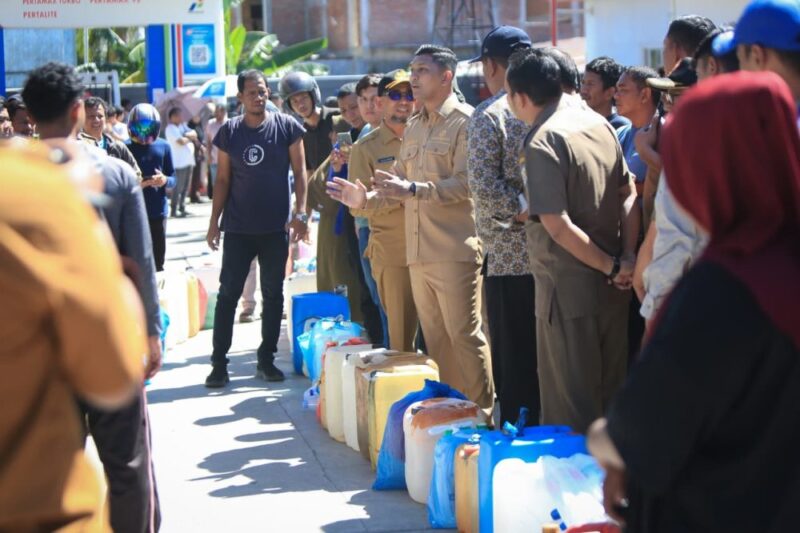 Wakil Wali Kota Banda Aceh, Afdhal Khalilullah, turun langsung ke SPBU memberikan arahan kepada masyarakat agar tetap tenang dan tidak melakukan panic buying, Selasa (2/12/2025). Foto: Dok. Diskominfo Kota Banda Aceh
