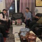 Sekda Aceh M. Nasir bersama Asisten I Setda Aceh Syakir saat bertemu Bupati Bener Meriah Tagore Abubakar membahas percepatan pembangunan huntara dan huntap bagi warga terdampak bencana, Jumat malam (26/12/2025). Foto: Dok. Biro Adpim Setda Aceh