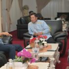 Sekda Aceh M. Nasir bersilaturahmi dengan Bupati Aceh Tengah Haili Yoga di Pendopo Bupati Aceh Tengah, membahas percepatan pemulihan infrastruktur dataran tinggi, Jumat malam (26/12/2025). Foto: Dok. Biro Adpim Setda Aceh