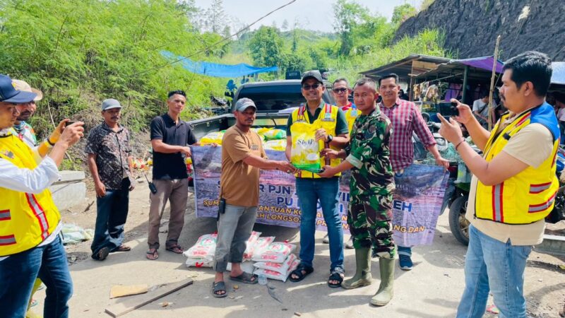 BPJN Wilayah II Aceh menyerahkan bantuan kemanusiaan kepada masyarakat yang menjadi korban bencana di Aceh. Foto: Dok. BPJN Aceh