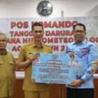 Sekretaris Daerah Aceh M. Nasir menerima secara simbolis bantuan senilai Rp2,8 miliar dari Pemerintah Provinsi Kalimantan Tengah di Posko Penanganan Bencana Kantor Gubernur Aceh, Selasa (16/12/2025). Foto: Dok. Biro Adpim Setda Aceh