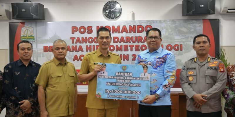 Sekretaris Daerah Aceh M. Nasir menerima secara simbolis bantuan senilai Rp2,8 miliar dari Pemerintah Provinsi Kalimantan Tengah di Posko Penanganan Bencana Kantor Gubernur Aceh, Selasa (16/12/2025). Foto: Dok. Biro Adpim Setda Aceh