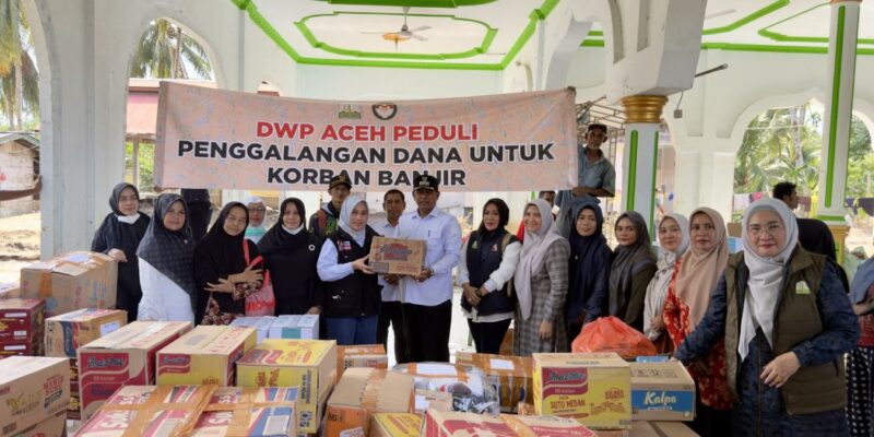 Ketua DWP Aceh, Malahayati M. Nasir, menyerahkan bantuan kepada warga terdampak banjir di Desa Pante Lhong, Peusangan, Bireuen, Rabu (10/12/2025). Foto: Dok. Biro Adpim Setda Aceh