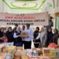 Ketua DWP Aceh, Malahayati M. Nasir, menyerahkan bantuan kepada warga terdampak banjir di Desa Pante Lhong, Peusangan, Bireuen, Rabu (10/12/2025). Foto: Dok. Biro Adpim Setda Aceh